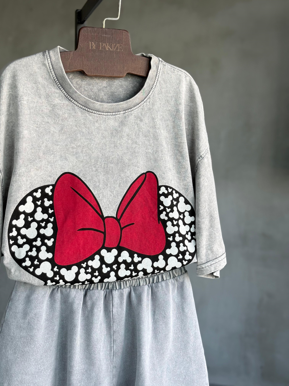 Taş Yıkamalı Kurdale Mickey Baskılı Dokuma Tişört  (Gri)