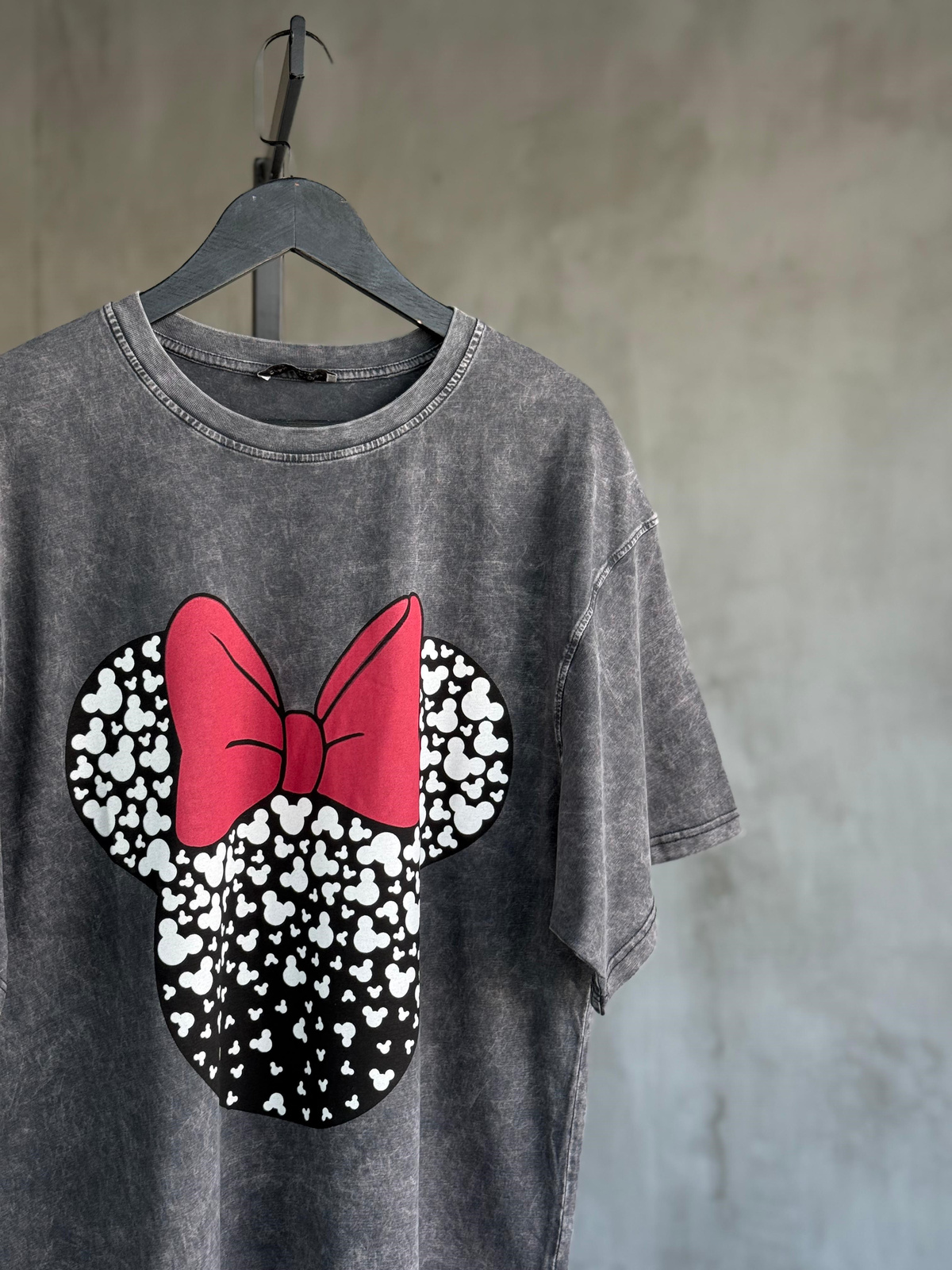 Taş Yıkamalı Kurdale Mickey Baskılı Dokuma Tişört  (Antrasit)