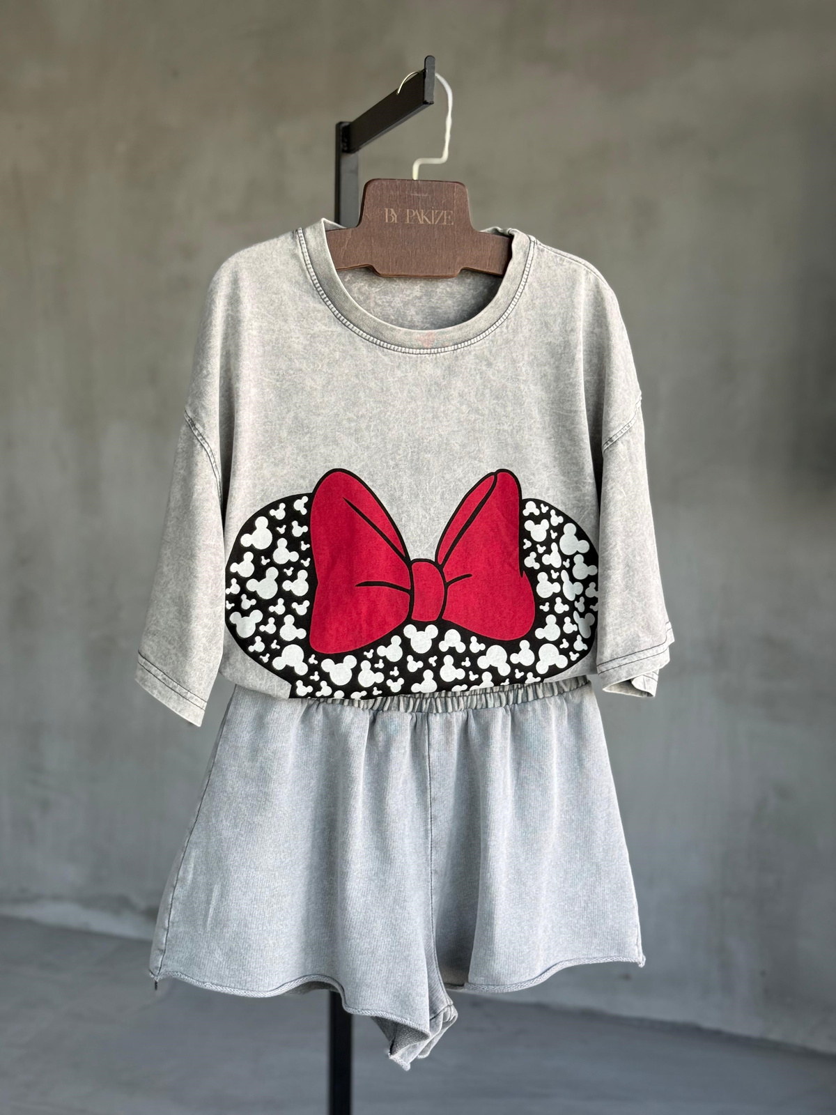 Taş Yıkamalı Kurdale Mickey Baskılı Dokuma Tişört  (Gri)