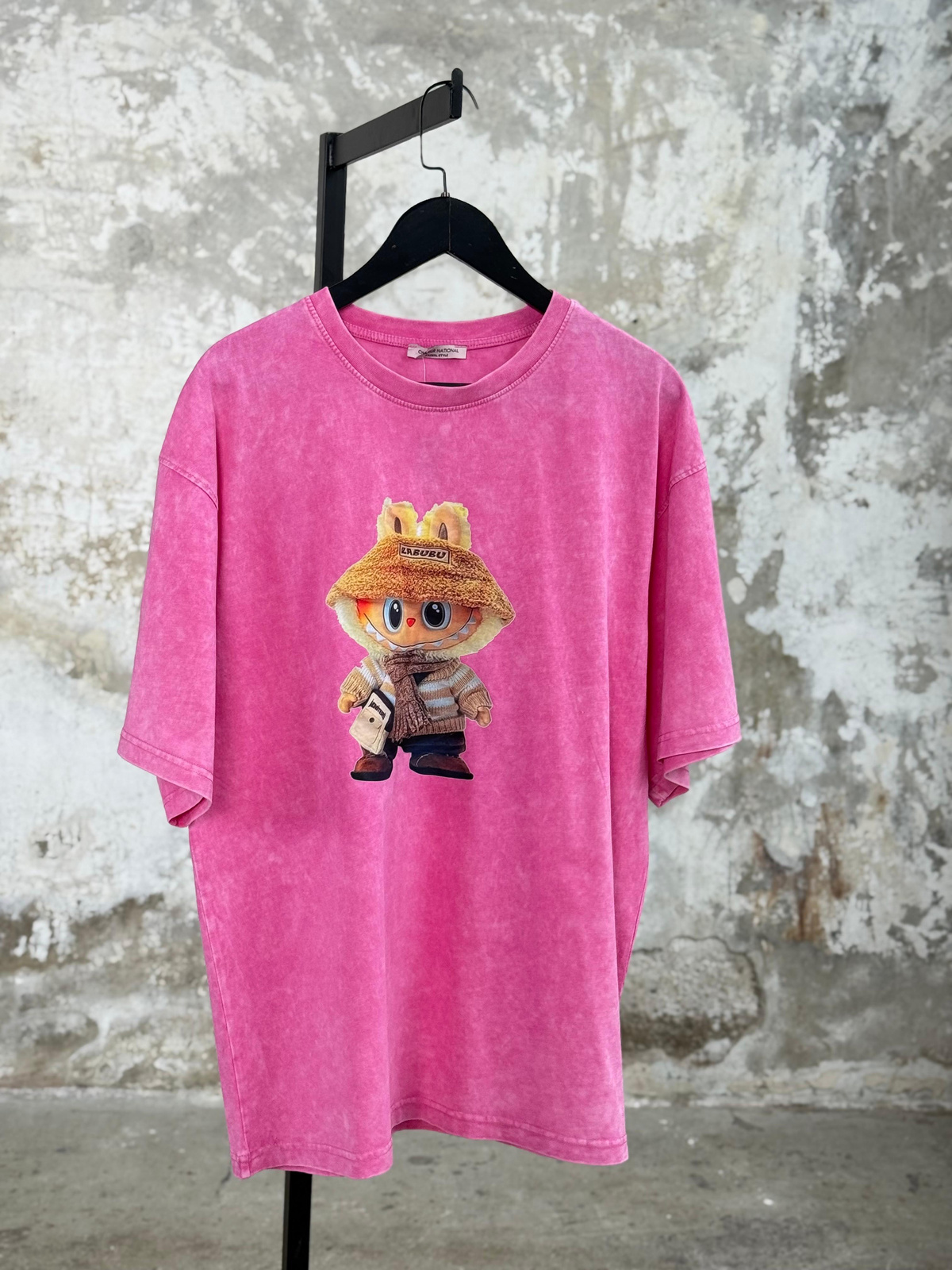 Taş Yıkamalı Labubu Baskılı Oversize Dokuma Tişört (Pembe)