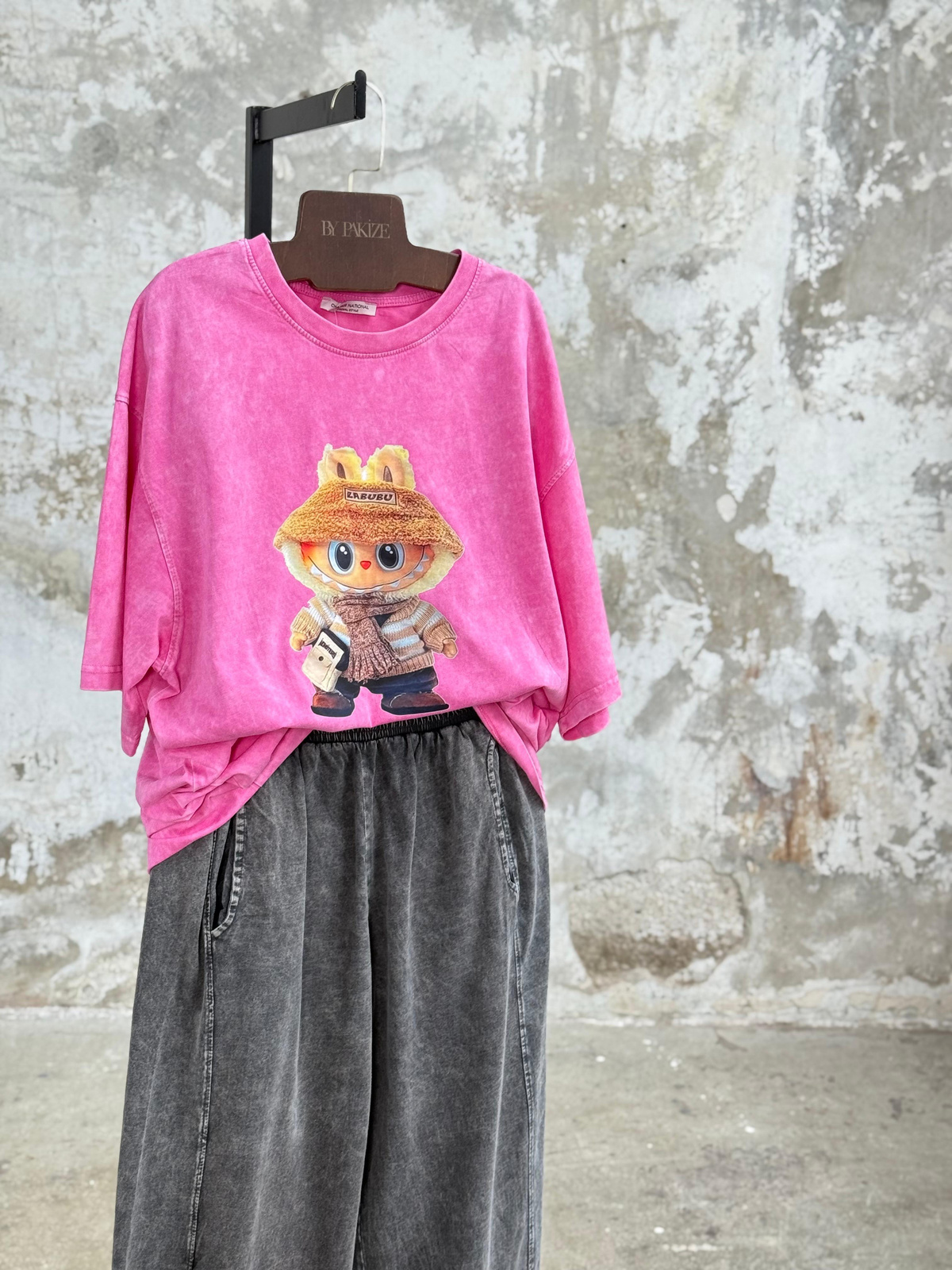 Taş Yıkamalı Labubu Baskılı Oversize Dokuma Tişört (Pembe)