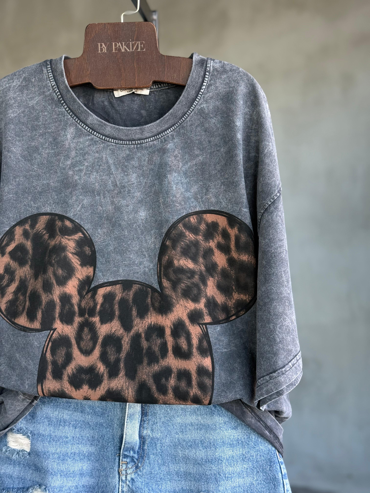 Taş Yıkamalı Mickey Leopar Baskılı Oversize Dokuma Tişört (Antrasit)