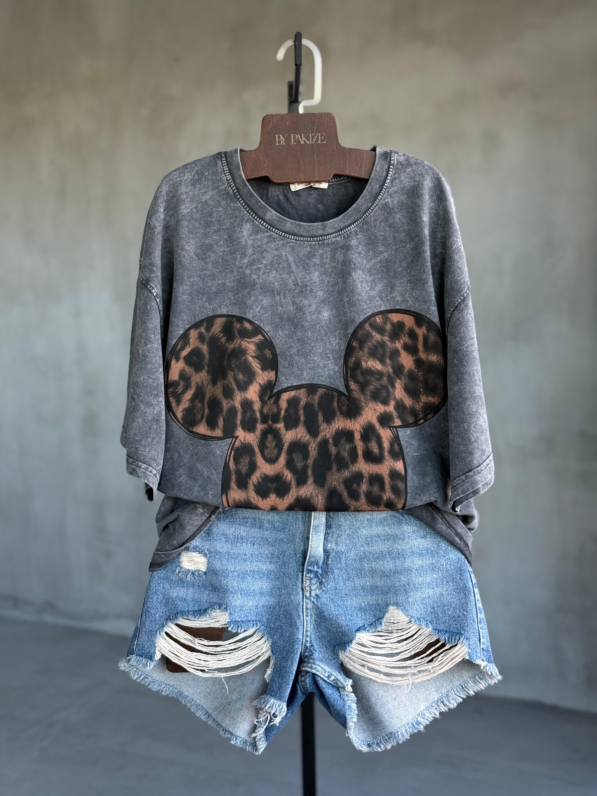 Taş Yıkamalı Mickey Leopar Baskılı Oversize Dokuma Tişört (Antrasit)