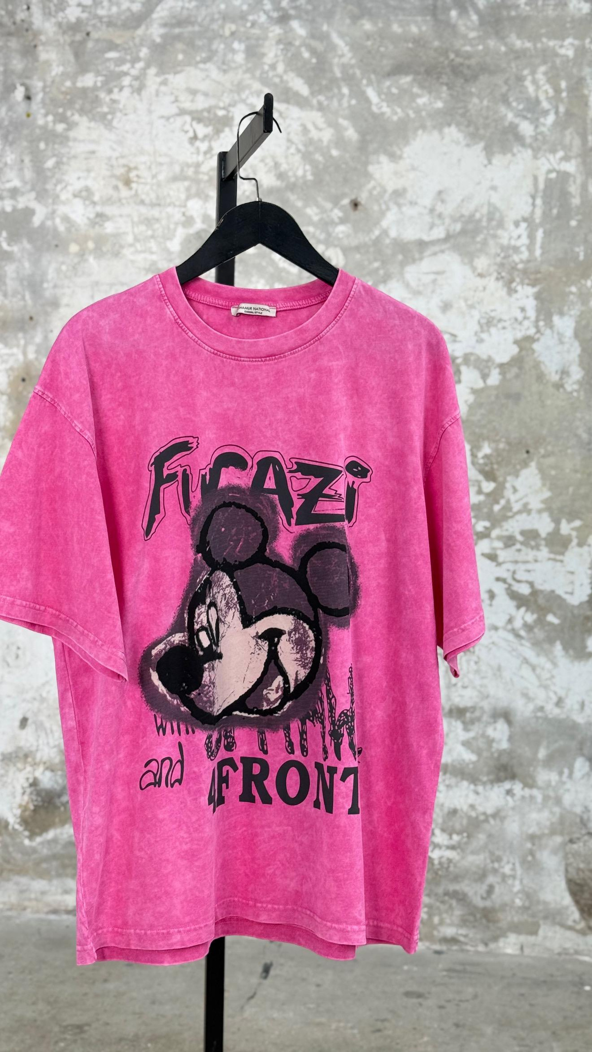 Taş Yıkamalı Yazılı Mickey Baskılı Oversize Dokuma Tişört (Pembe)