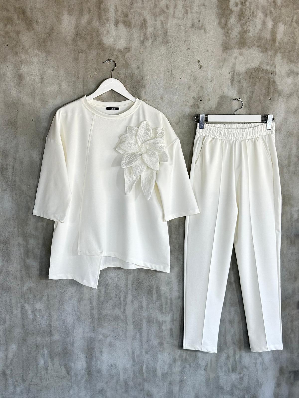 Tasarım Brokar Kumaş Çiçek Detaylı Takım (Beyaz)