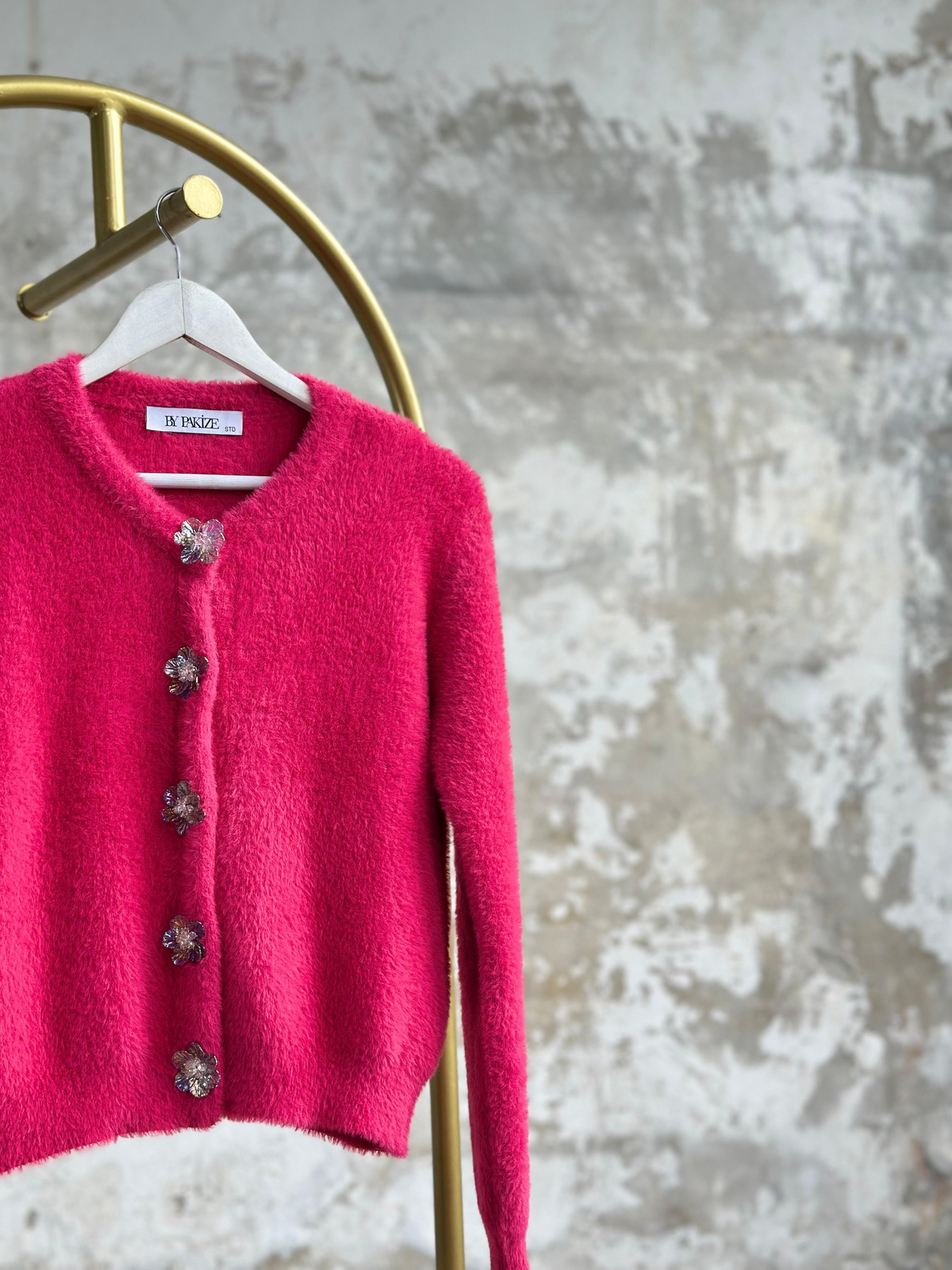 Tasarım Çiçek Düğmeli Angora Hırka (Fuşya)