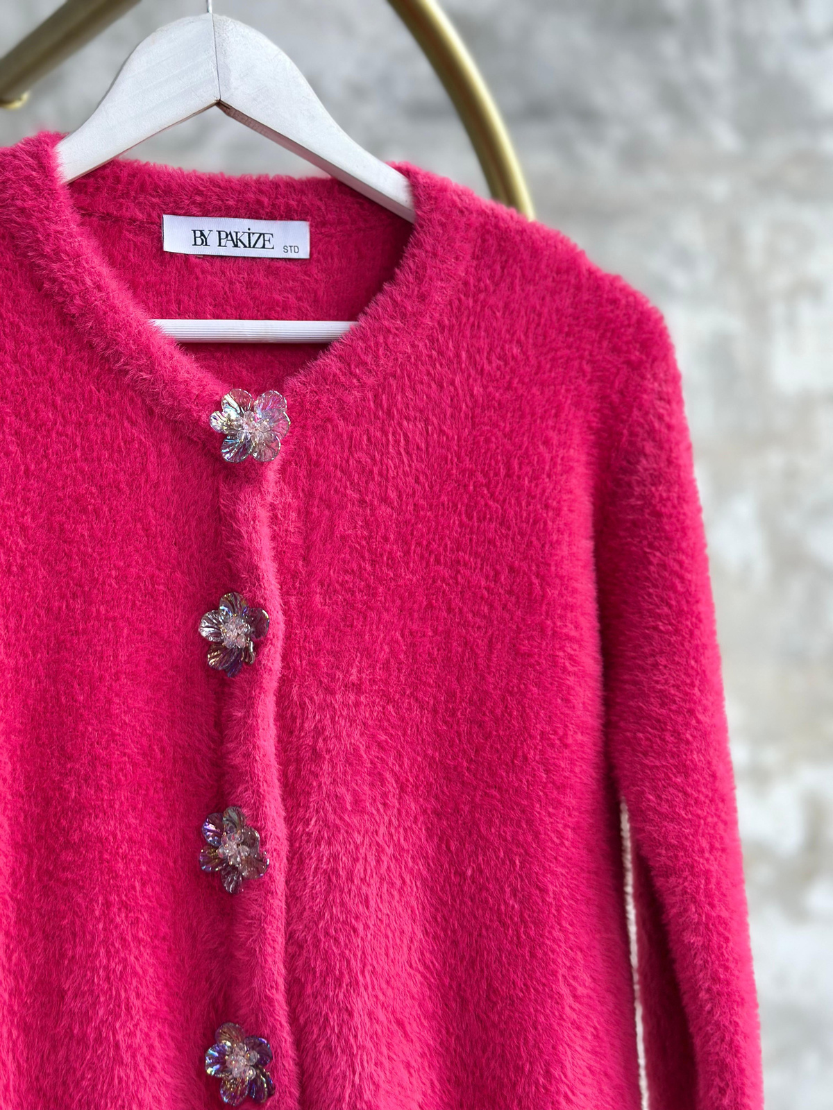 Tasarım Çiçek Düğmeli Angora Hırka (Fuşya)