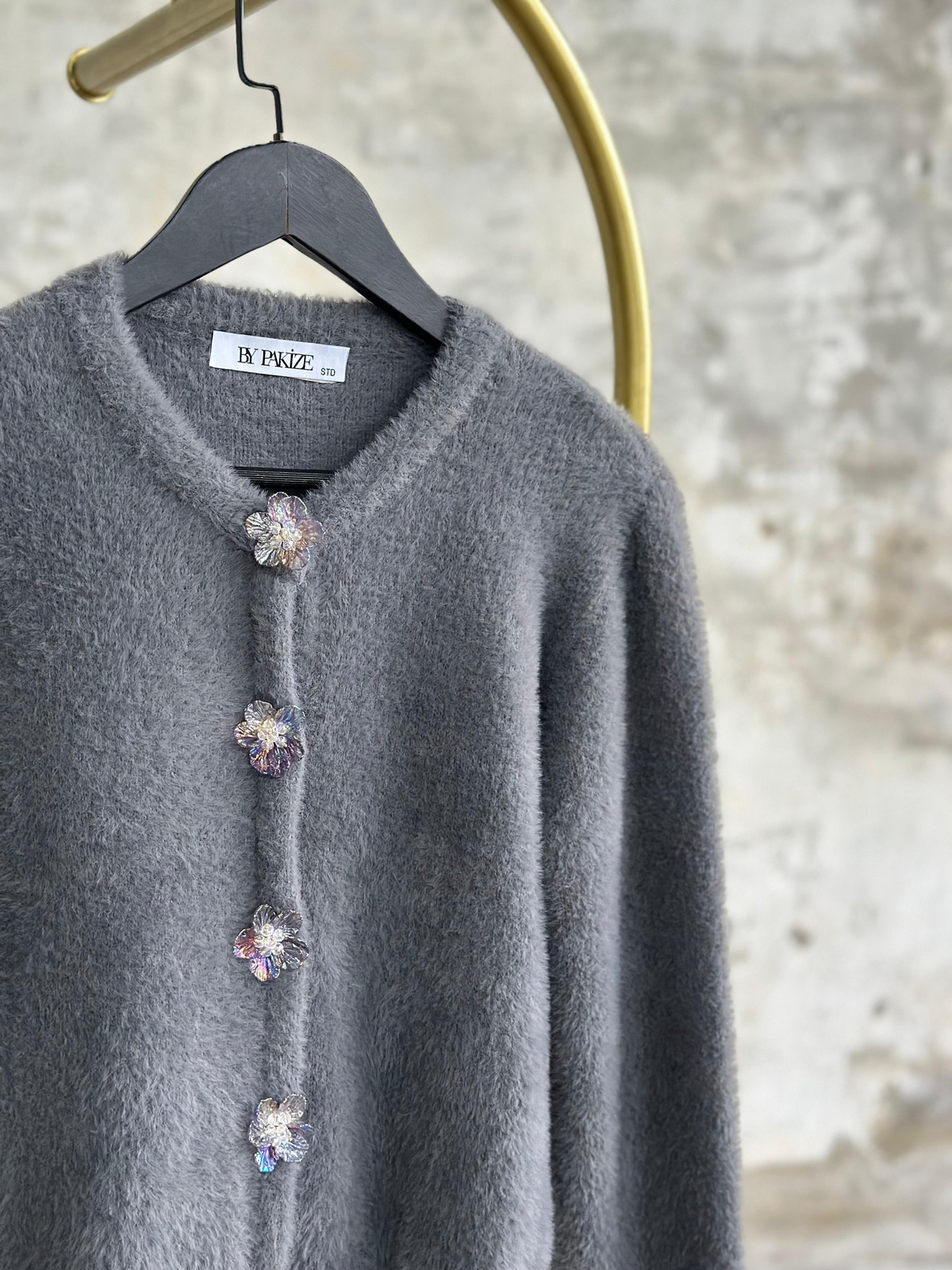 Tasarım Çiçek Düğmeli Angora Hırka (Gri)