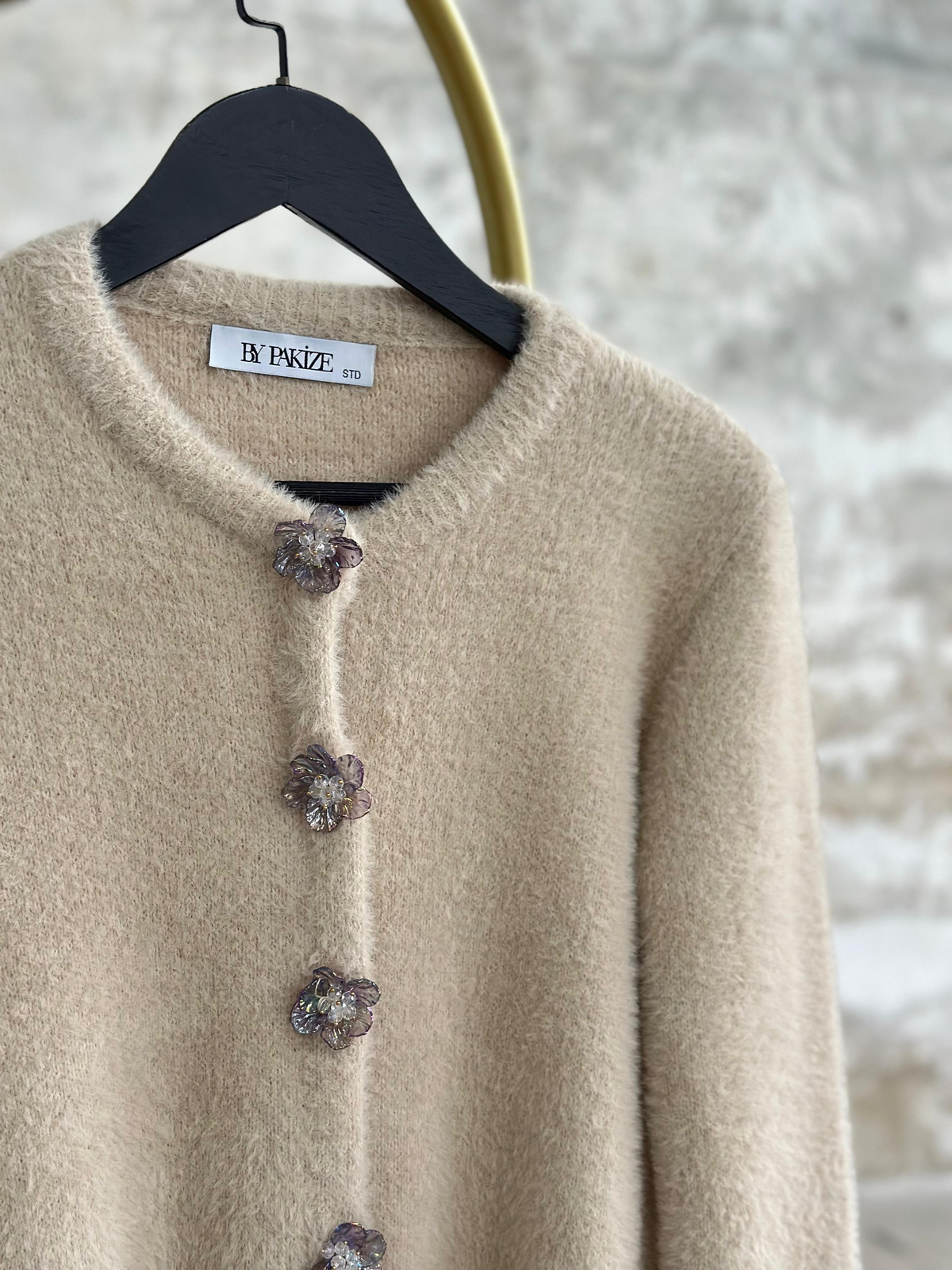 Tasarım Çiçek Düğmeli Angora Hırka (Krem)