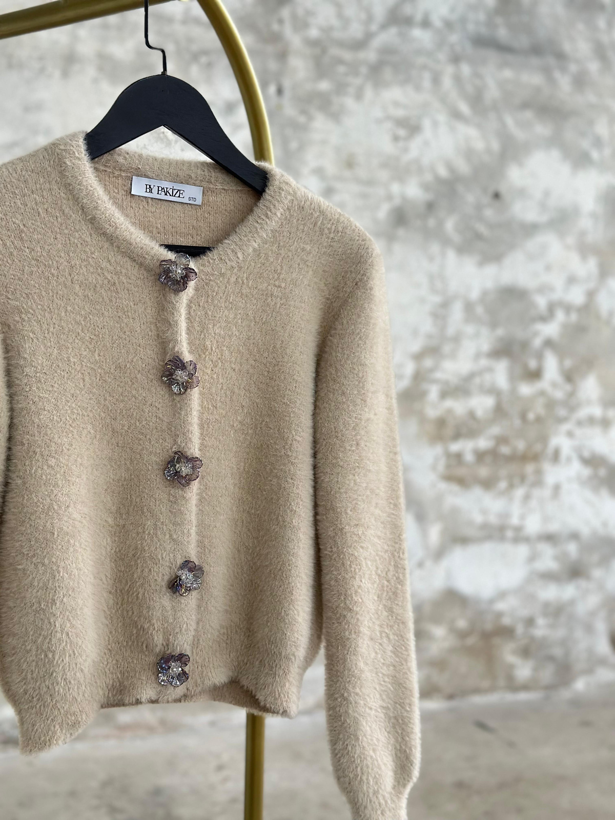Tasarım Çiçek Düğmeli Angora Hırka (Krem)