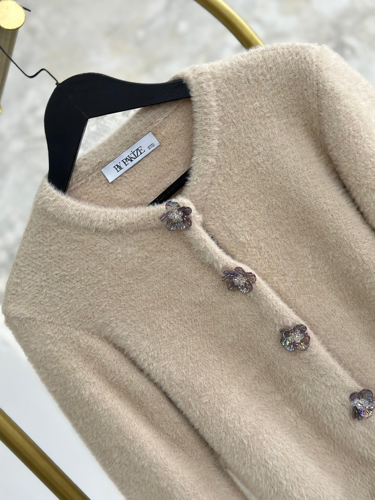 Tasarım Çiçek Düğmeli Angora Hırka (Krem)