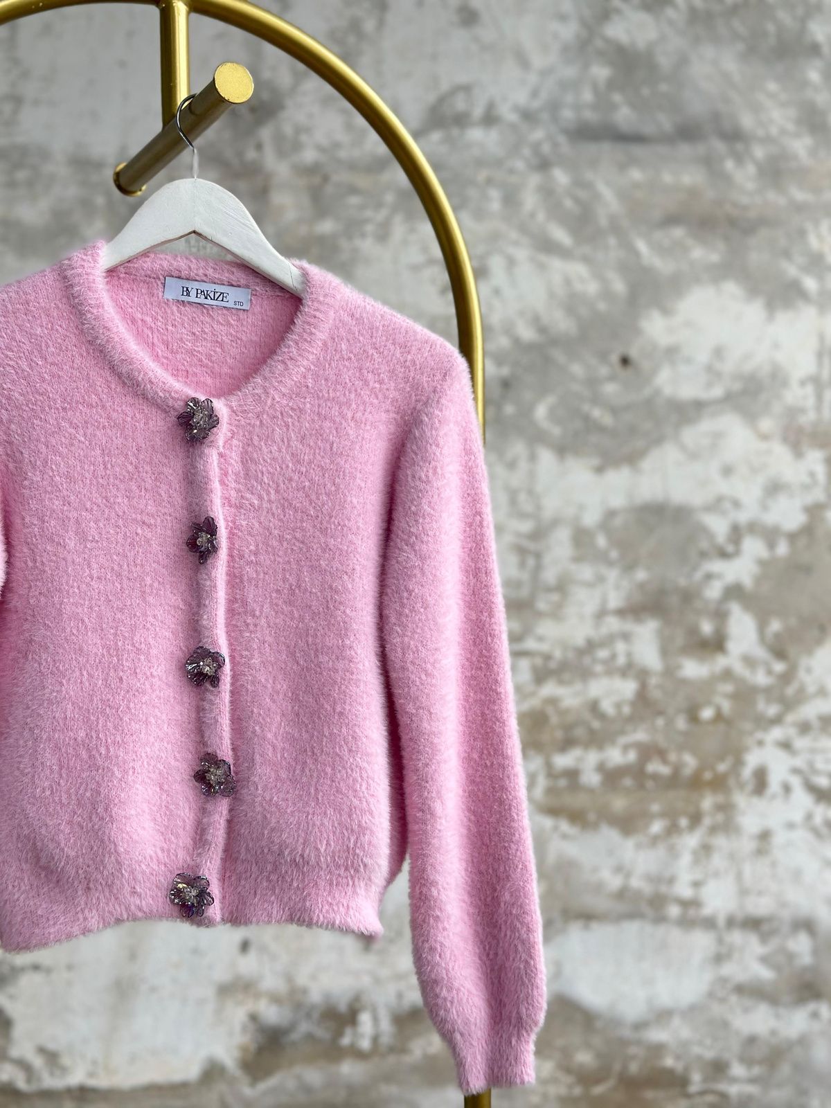 Tasarım Çiçek Düğmeli Angora Hırka (Şeker Pembesi)
