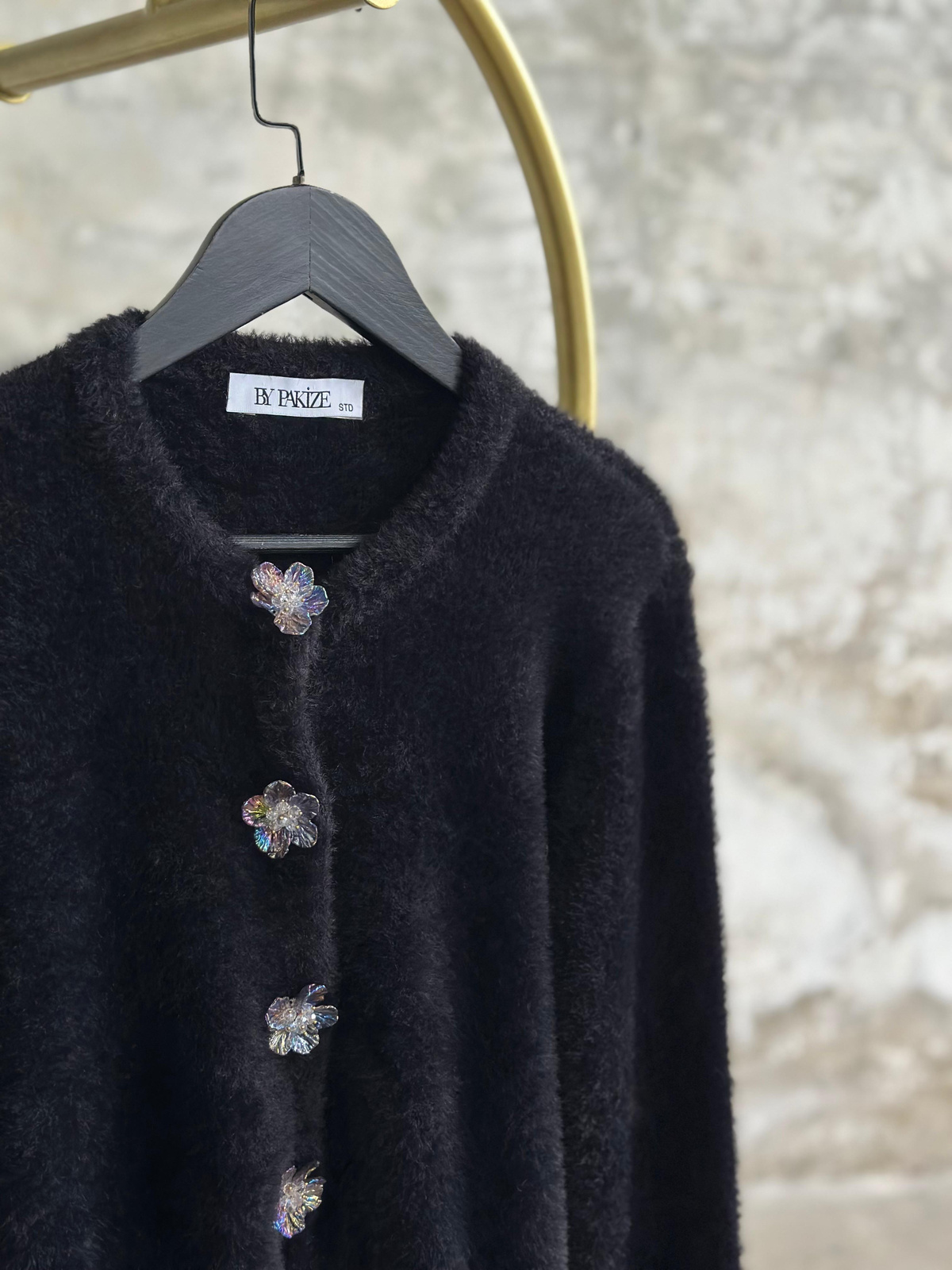 Tasarım Çiçek Düğmeli Angora Hırka (Siyah)