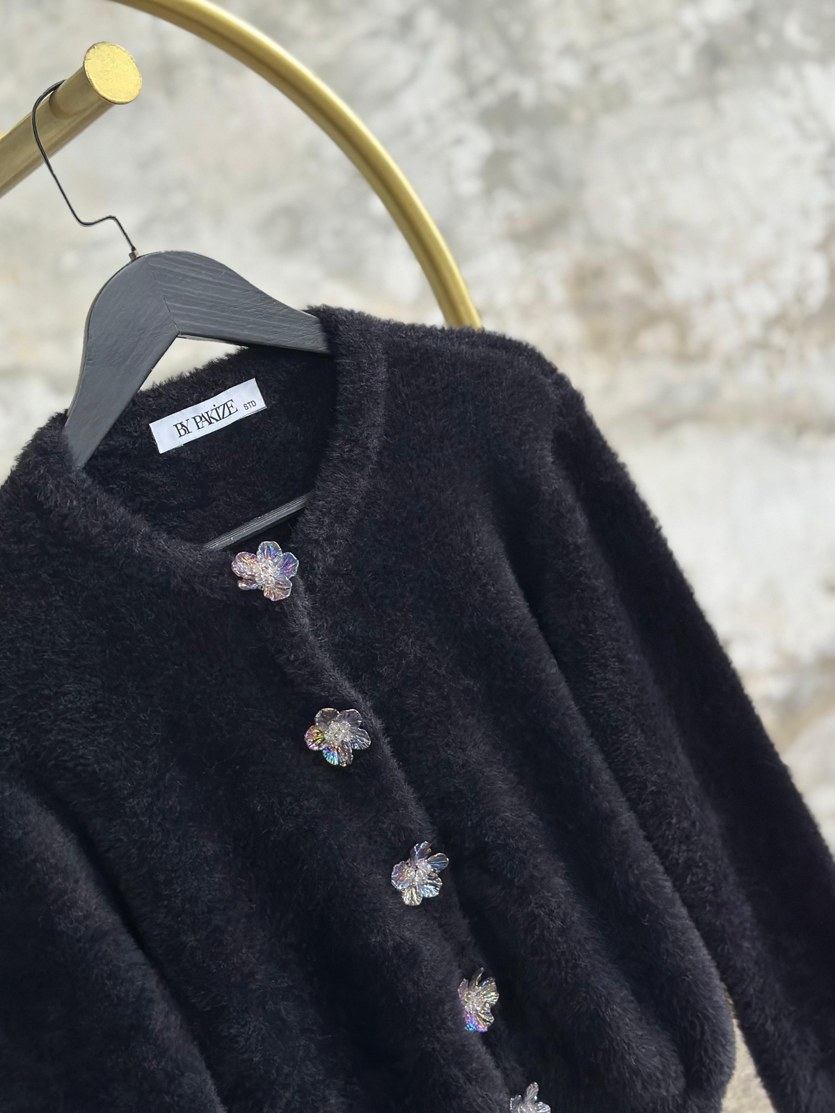 Tasarım Çiçek Düğmeli Angora Hırka (Siyah)