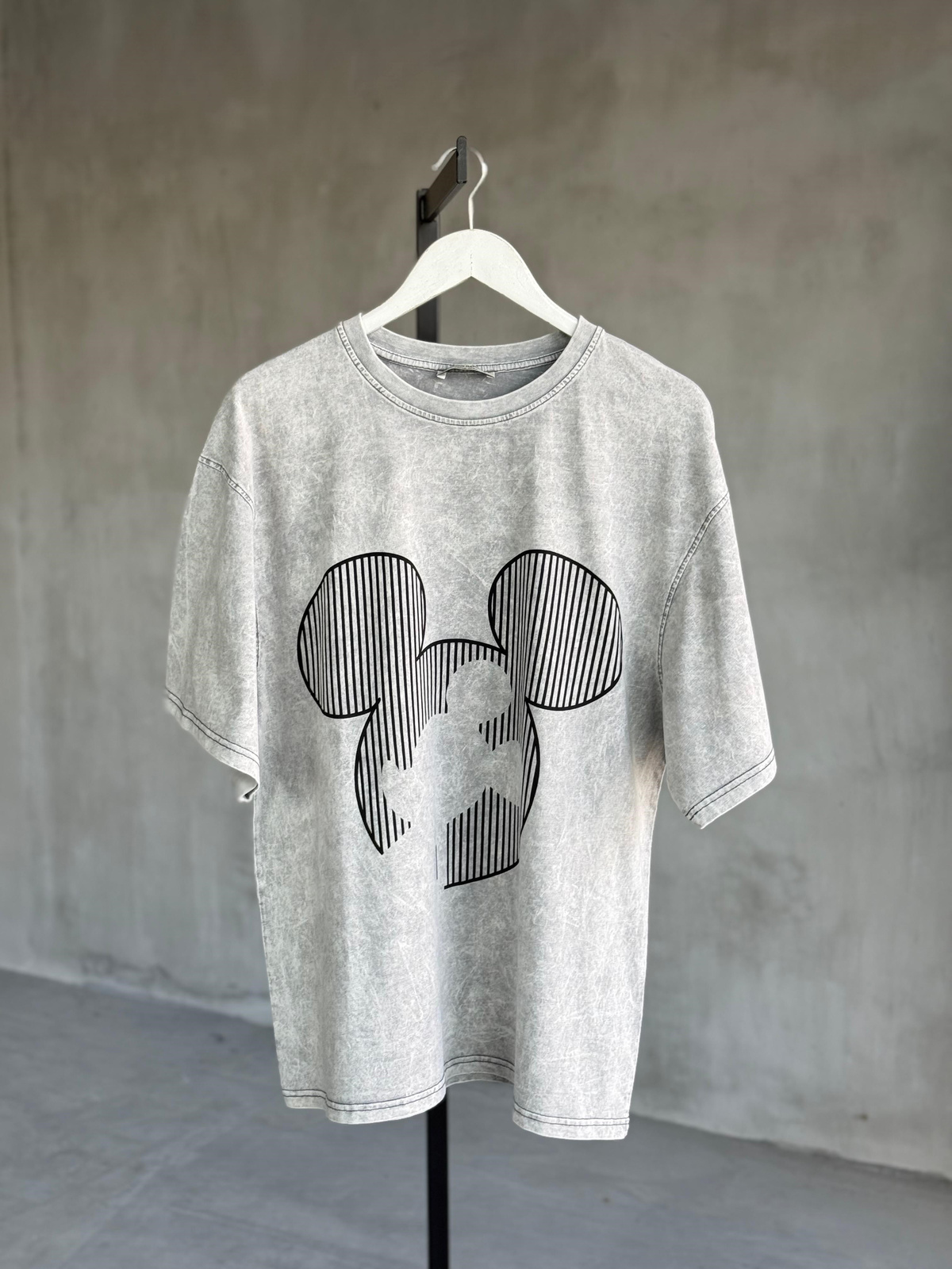 Tasarım Çizgili Mickey Taş Yıkama Oversize Dokuma Tişört (Gri)