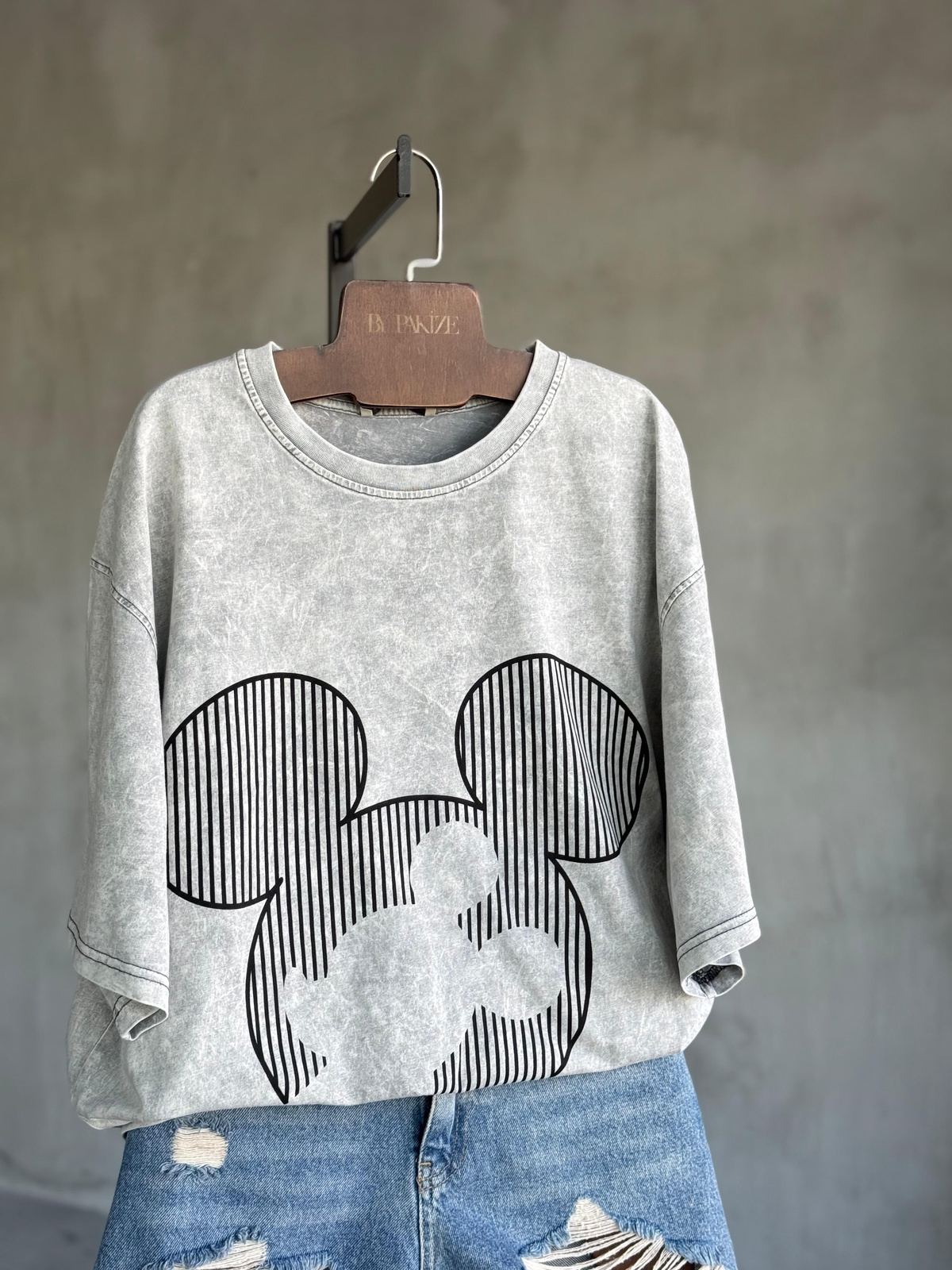 Tasarım Çizgili Mickey Taş Yıkama Oversize Dokuma Tişört (Gri)
