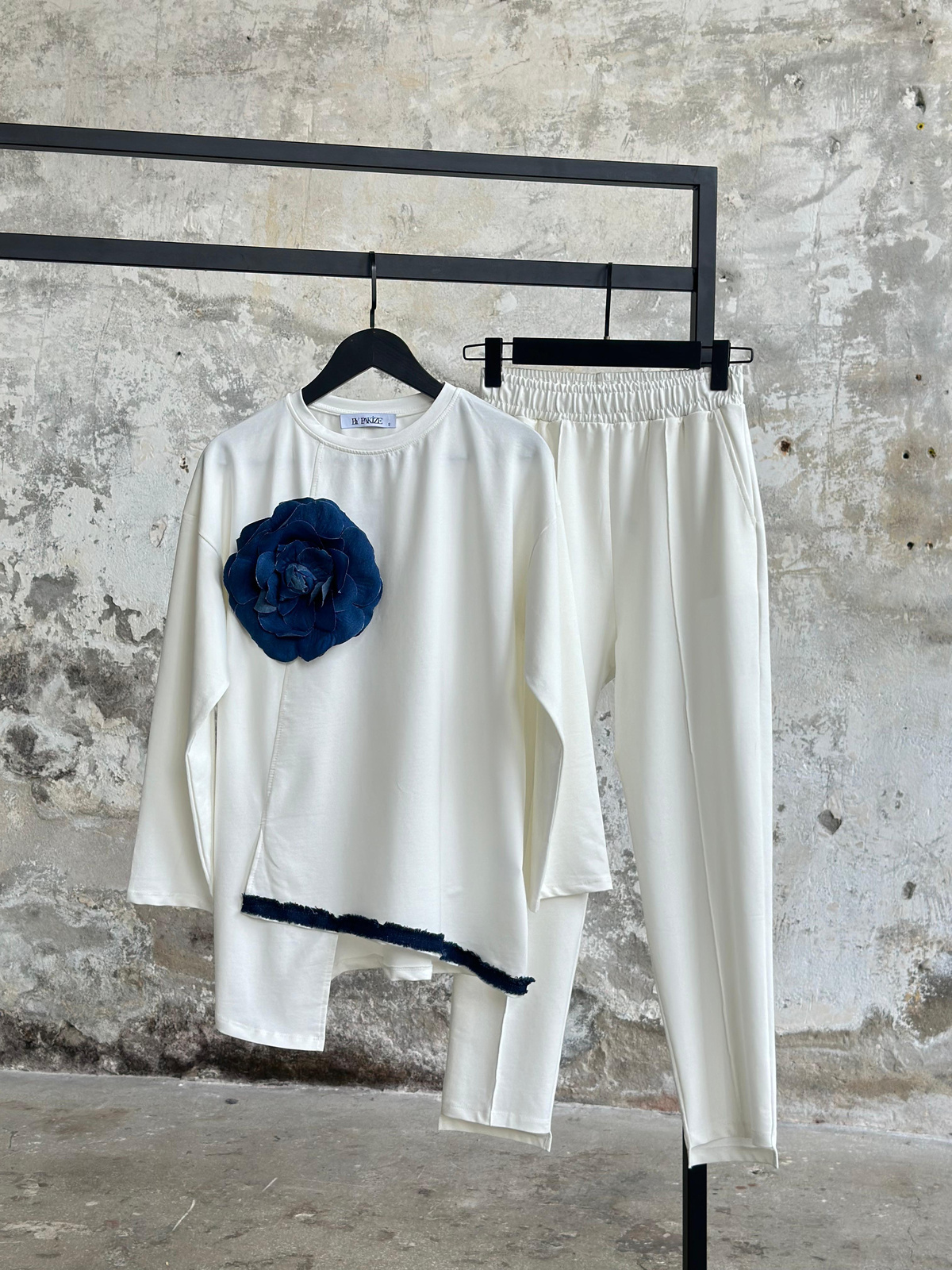 Tasarım Denim Çiçek Detaylı Takım (Beyaz)