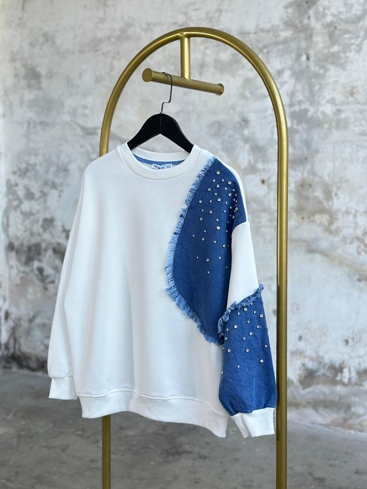 Tasarım Denim Kot Üzerine Kristal Taş İşçilikli Sweat (Beyaz)