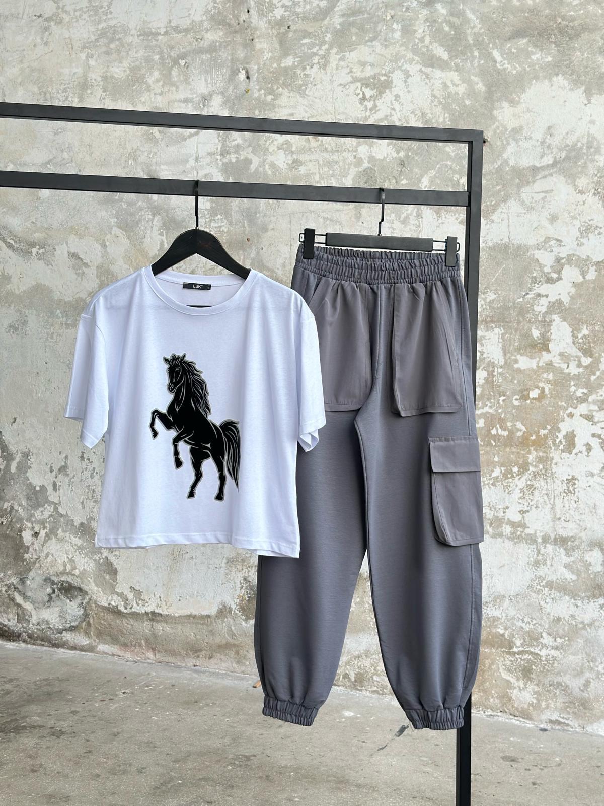 Tasarım Kadife At Desenli T-Shirt (Beyaz)