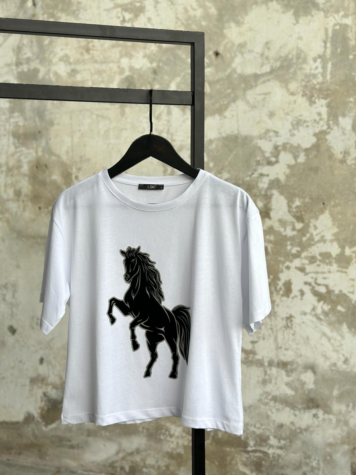 Tasarım Kadife At Desenli T-Shirt (Beyaz)