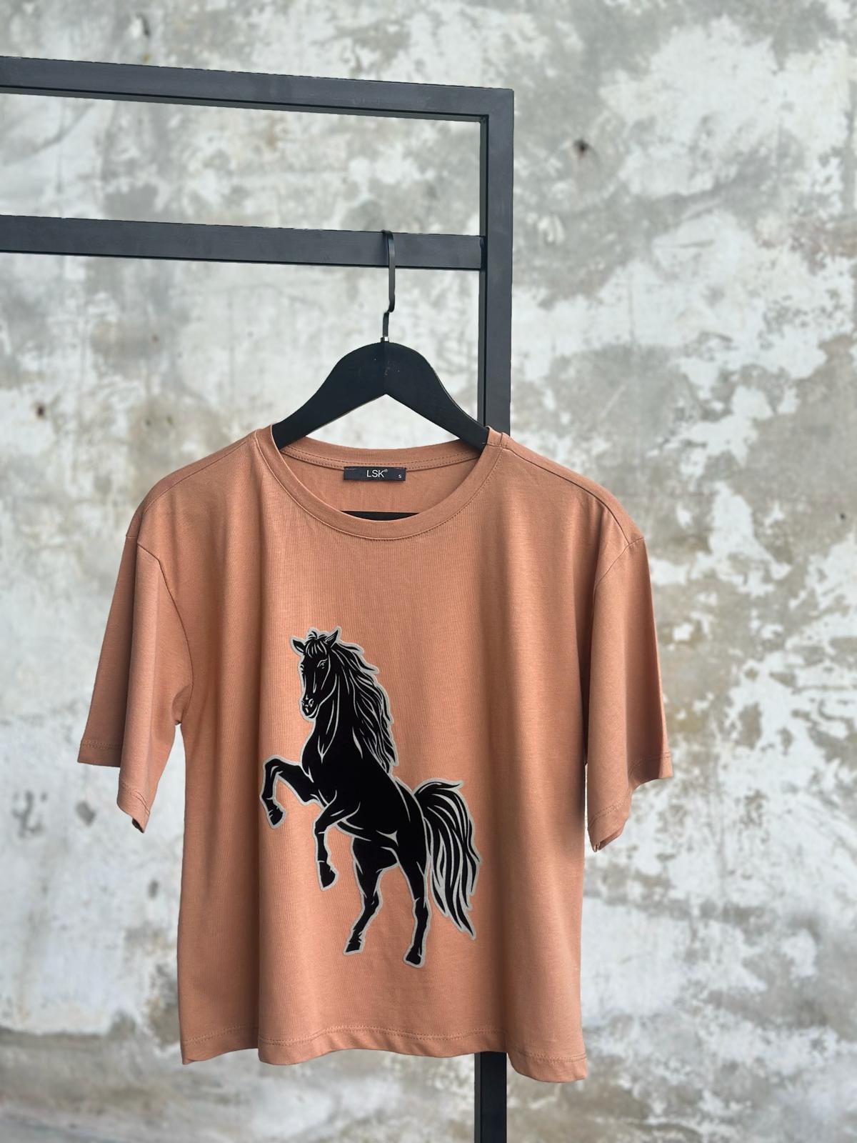 Tasarım Kadife At Desenli T-Shirt (Kiremit)