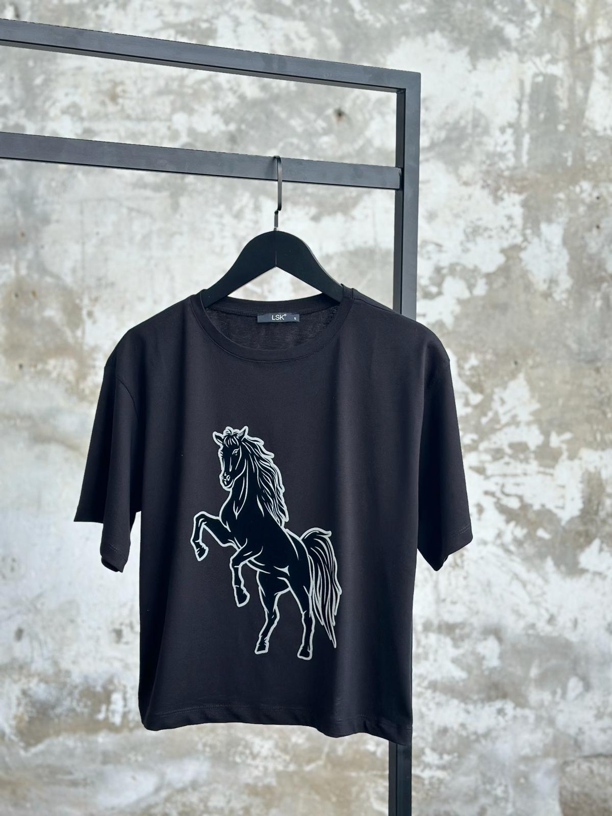 Tasarım Kadife At Desenli T-Shirt (Siyah)