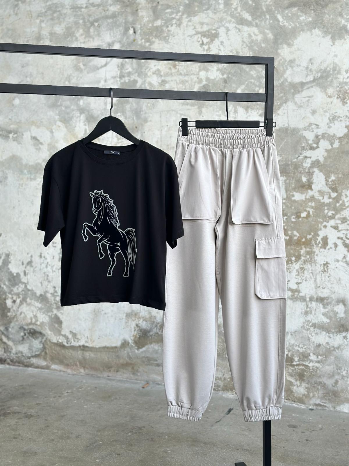 Tasarım Kadife At Desenli T-Shirt (Siyah)