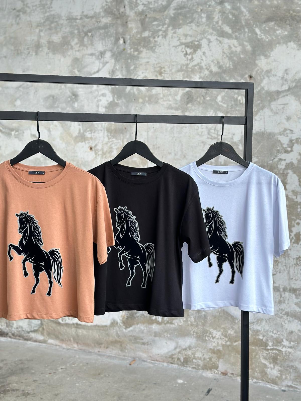 Tasarım Kadife At Desenli T-Shirt (Siyah)