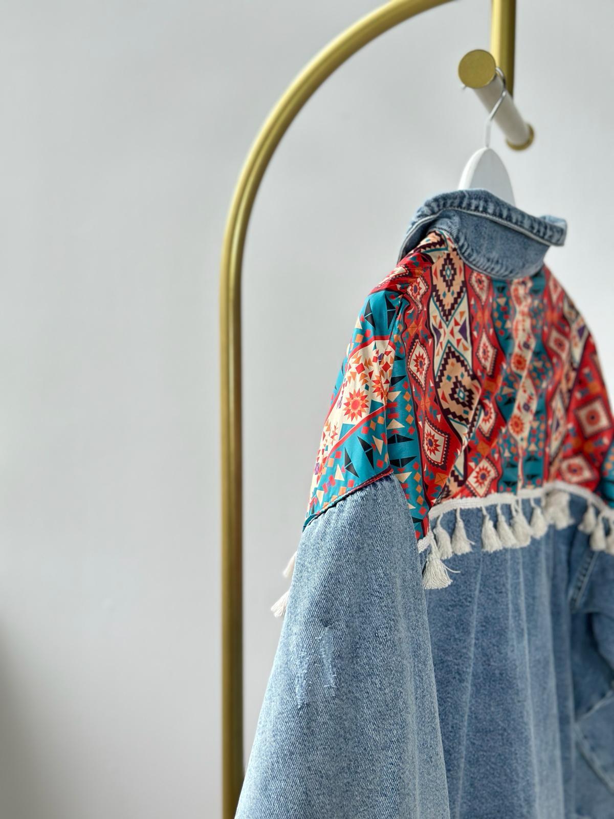 Tasarım Kilim Desen ve Püskül Detaylı Denim Ceket (Mavi)