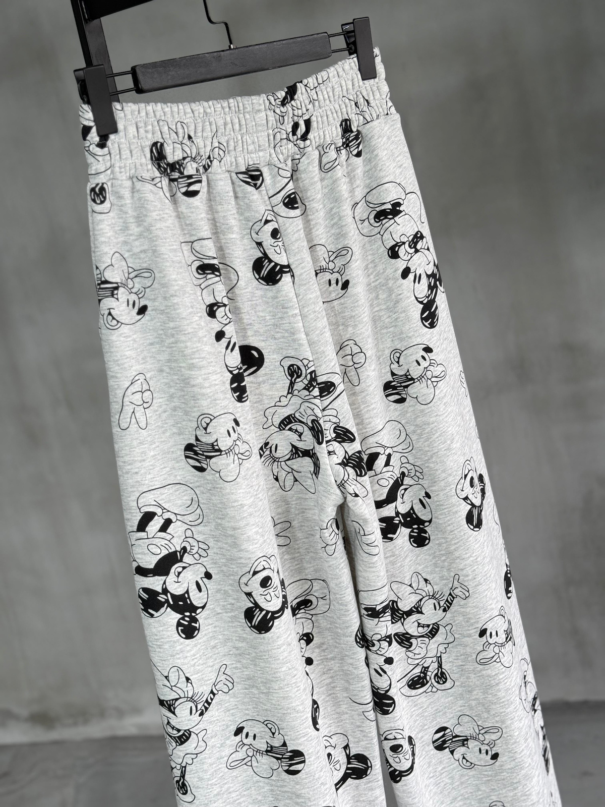Tasarım Mickey Desenli Armalı Premium Pantolon (Gri)