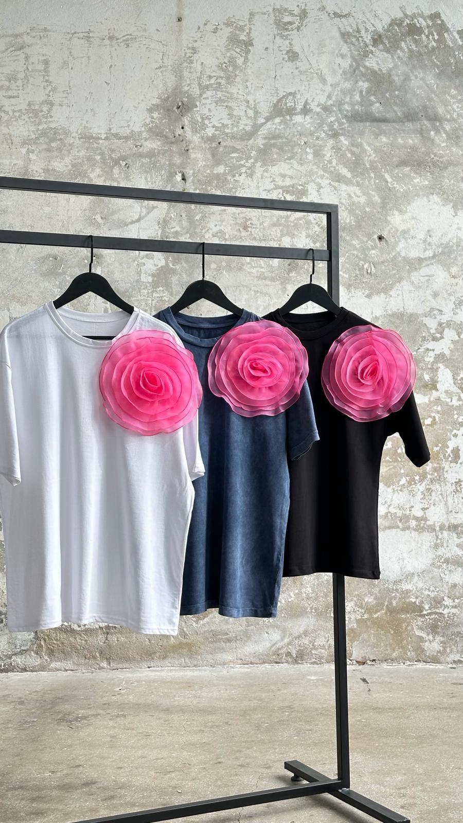 Tasarım Model Pembe Organze Güllü Tişört (Siyah)