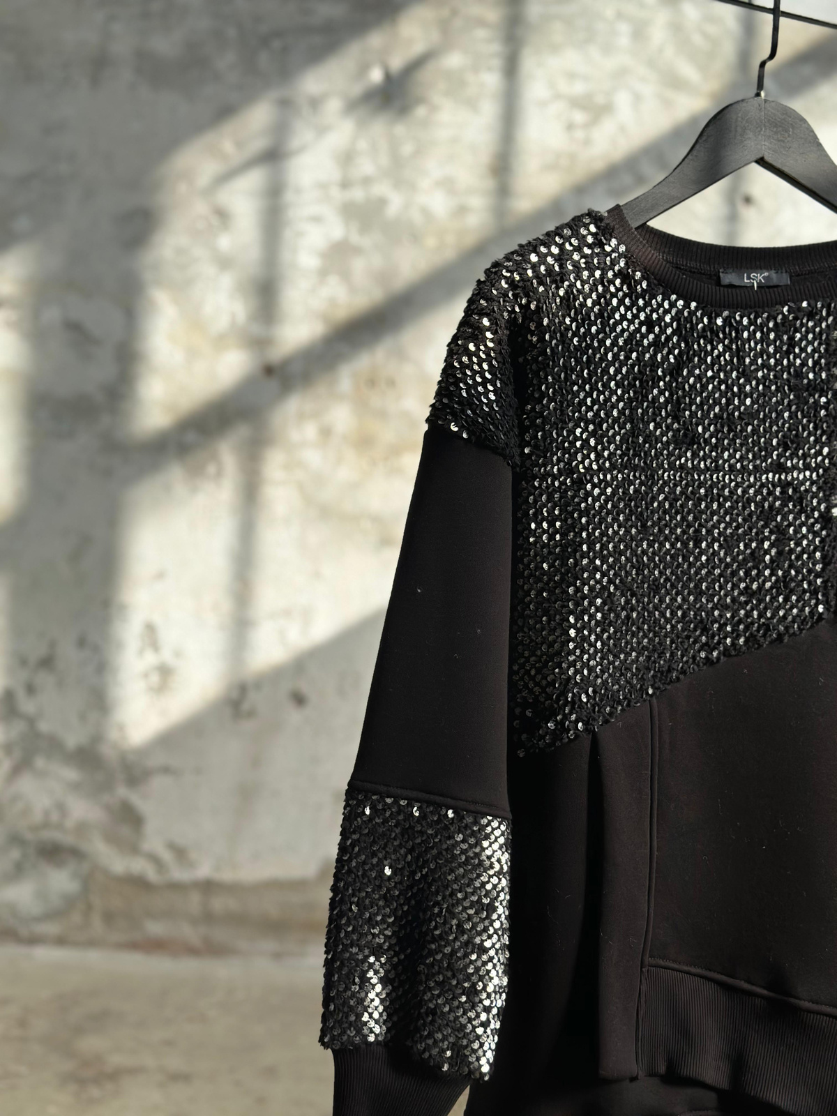 Tasarım Peluş Üzeri Payet İşlemeli Sweat (Siyah)