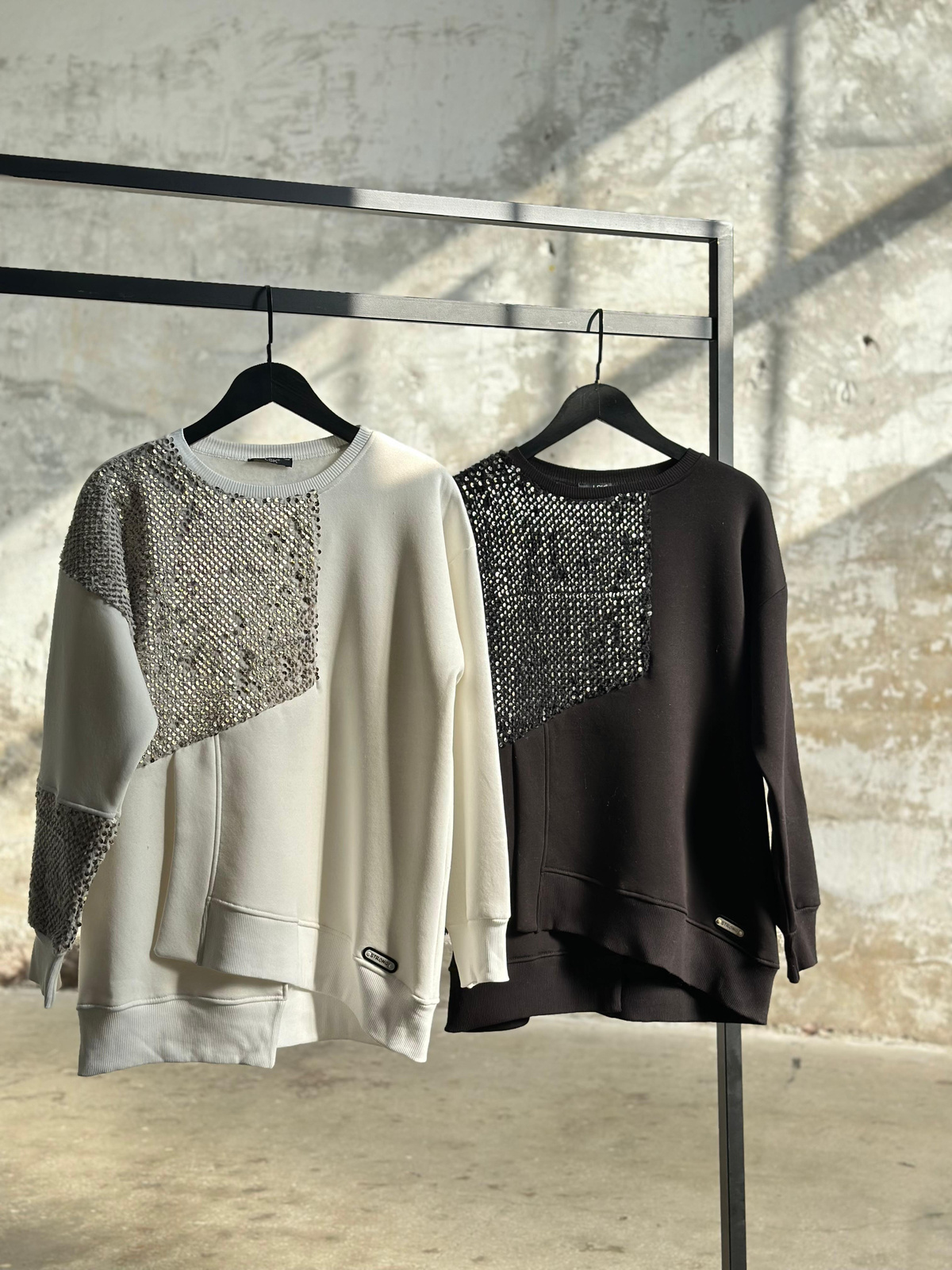 Tasarım Peluş Üzeri Payet İşlemeli Sweat (Beyaz)