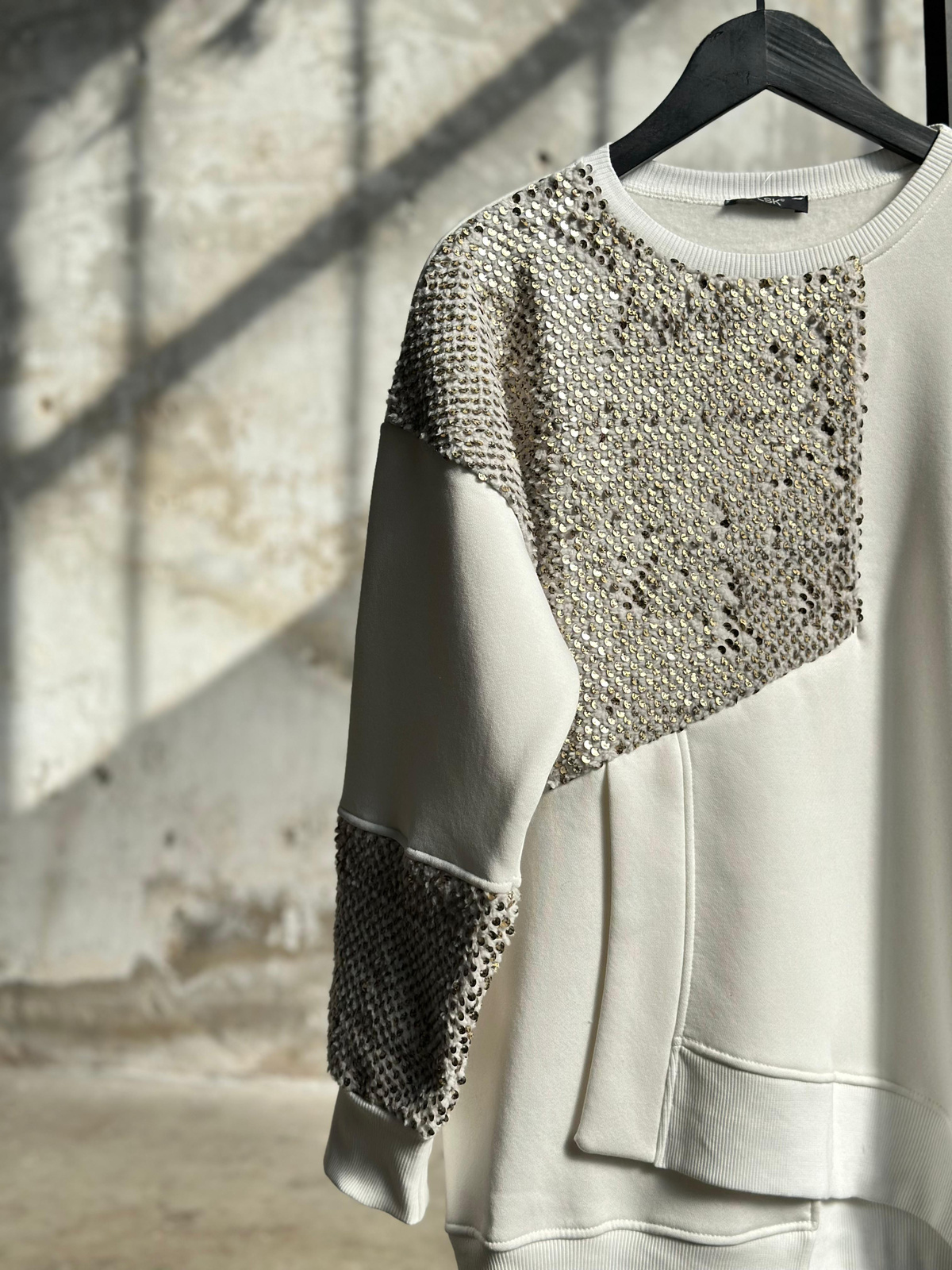 Tasarım Peluş Üzeri Payet İşlemeli Sweat (Beyaz)