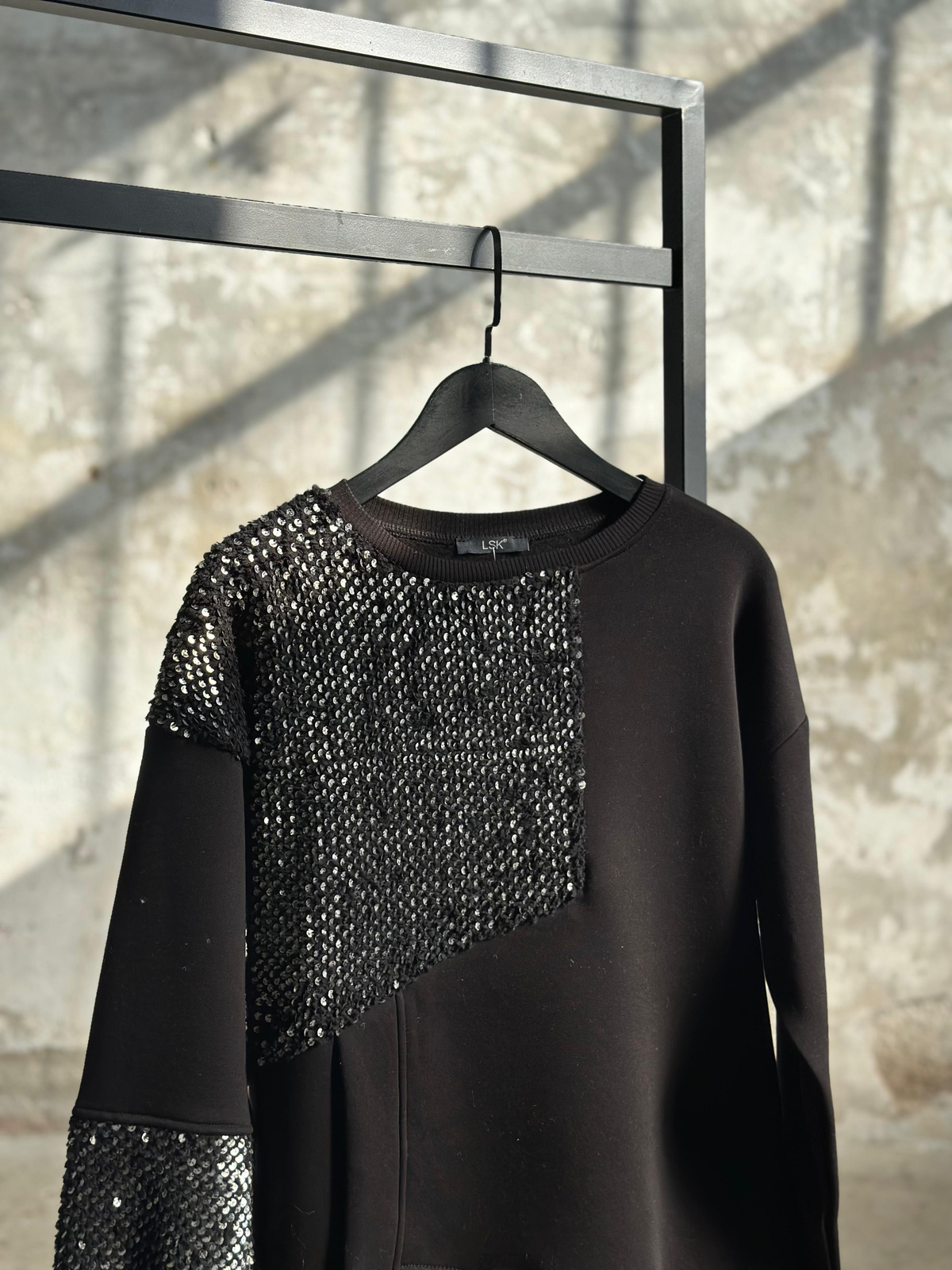 Tasarım Peluş Üzeri Payet İşlemeli Sweat (Siyah)