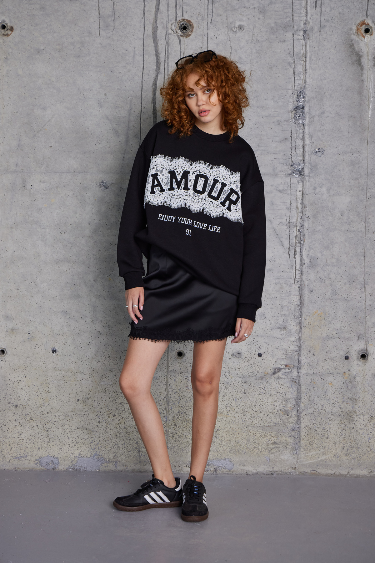 Tığ İşlemeli Amour Yazılı Sweat (Siyah)