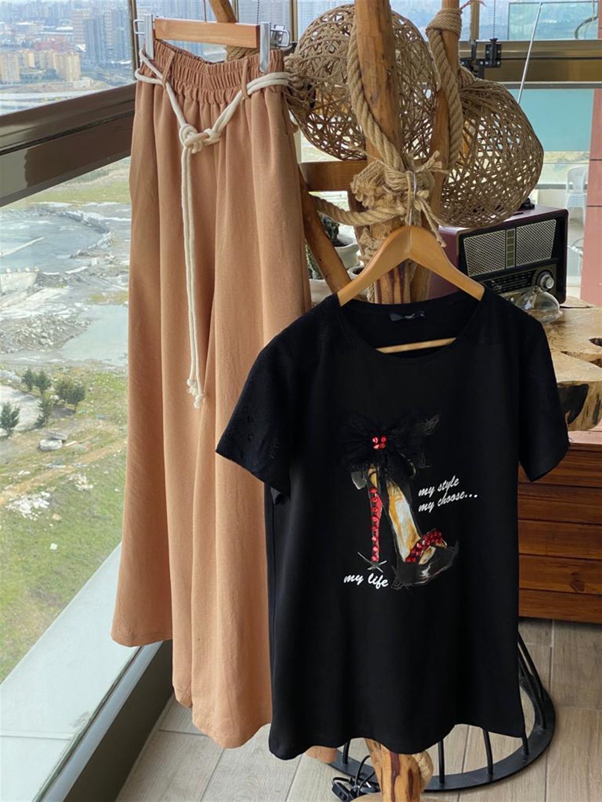 Topuklu Ayakkabı Baskılı Dantel Detaylı Tshirt (SİYAH)