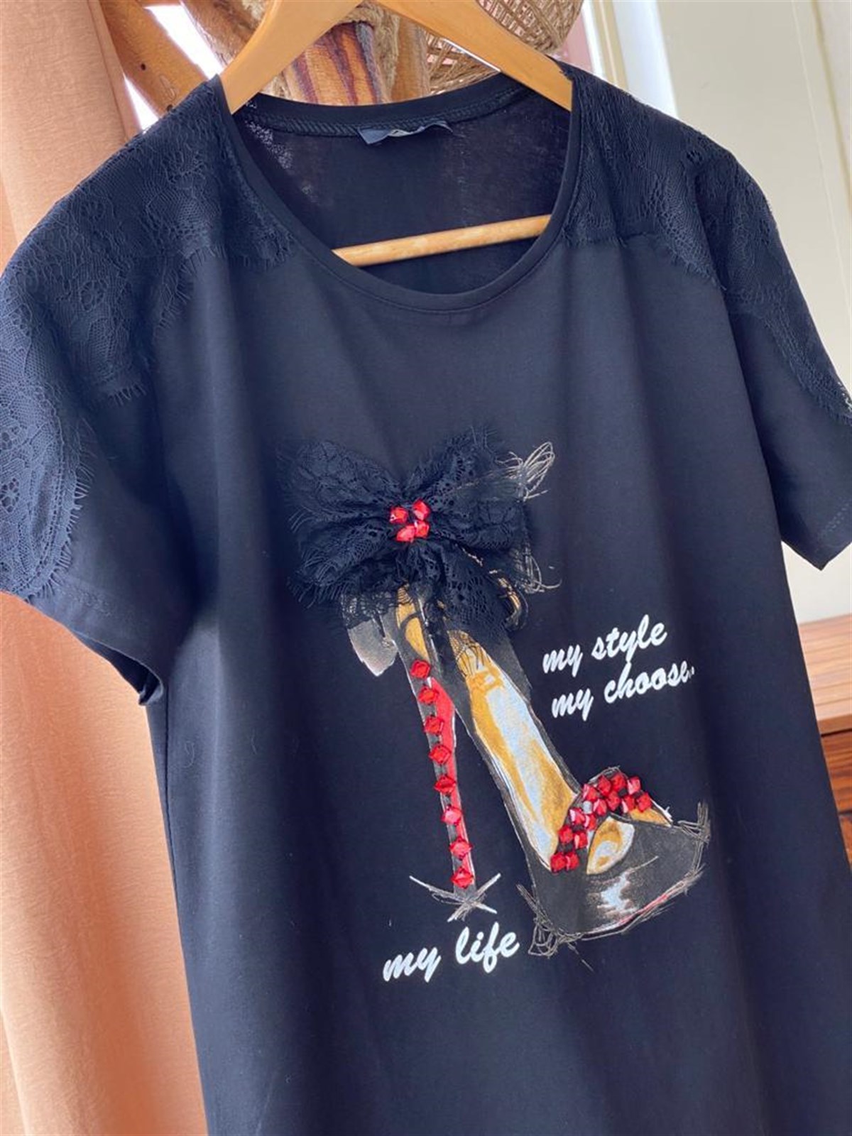 Topuklu Ayakkabı Baskılı Dantel Detaylı Tshirt (SİYAH)