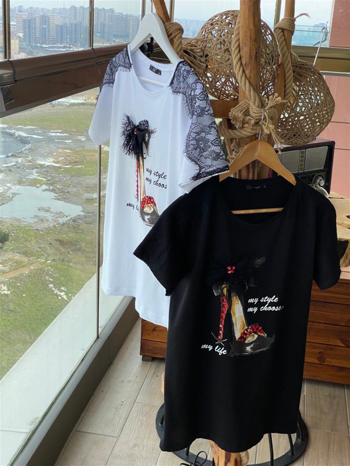 Topuklu Ayakkabı Baskılı Dantel Detaylı Tshirt (SİYAH)