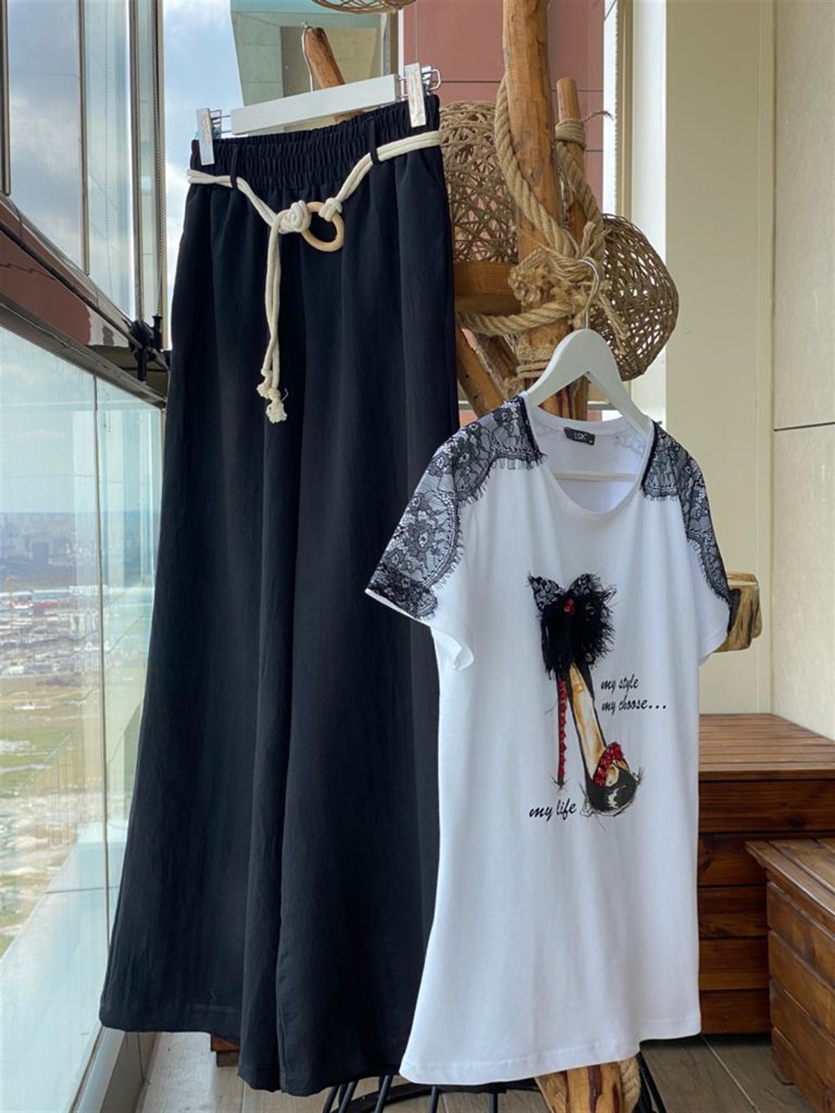 Topuklu Ayakkabı Baskılı Dantel Detaylı Tshirt (BEYAZ)