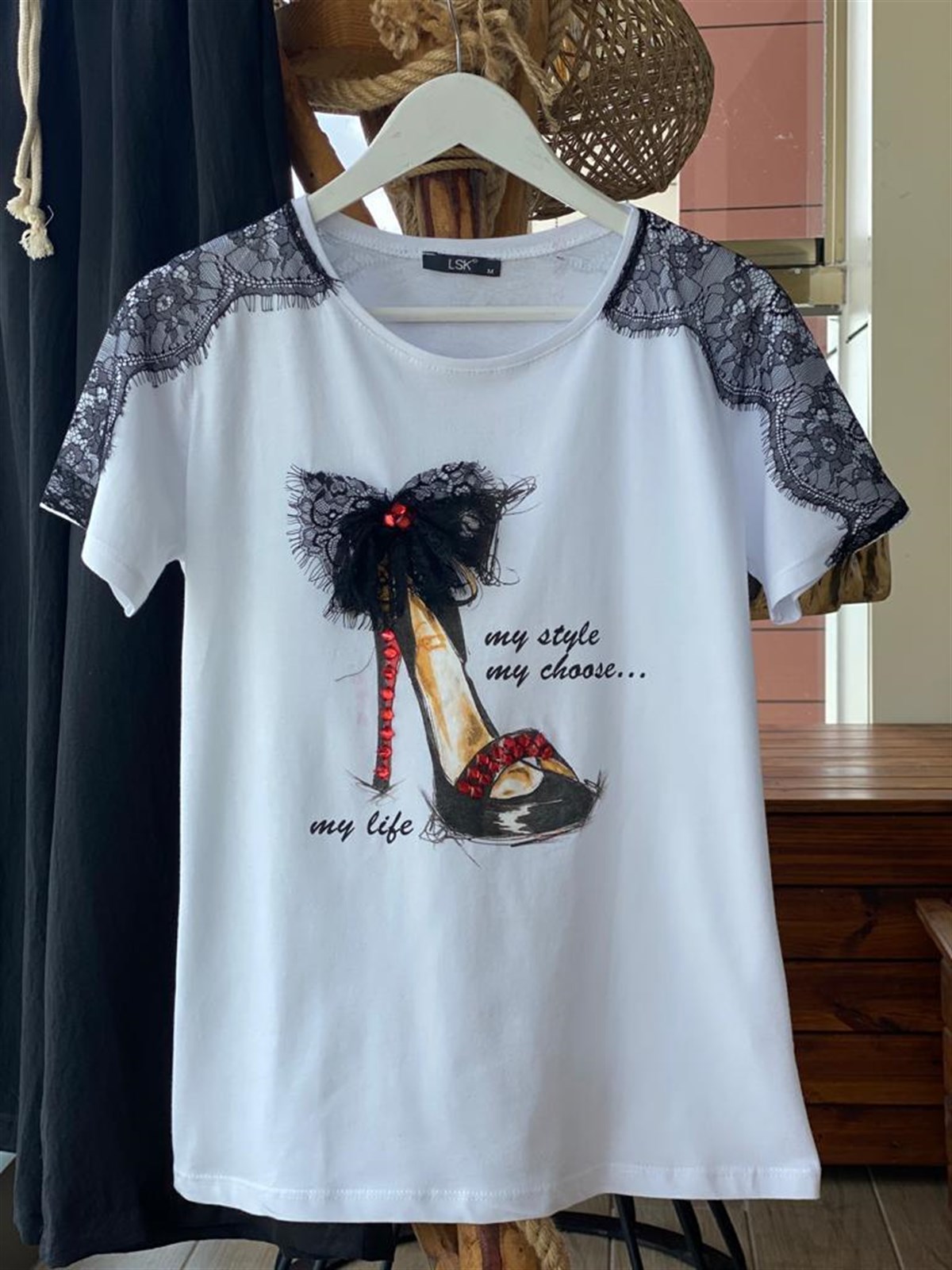 Topuklu Ayakkabı Baskılı Dantel Detaylı Tshirt (BEYAZ)