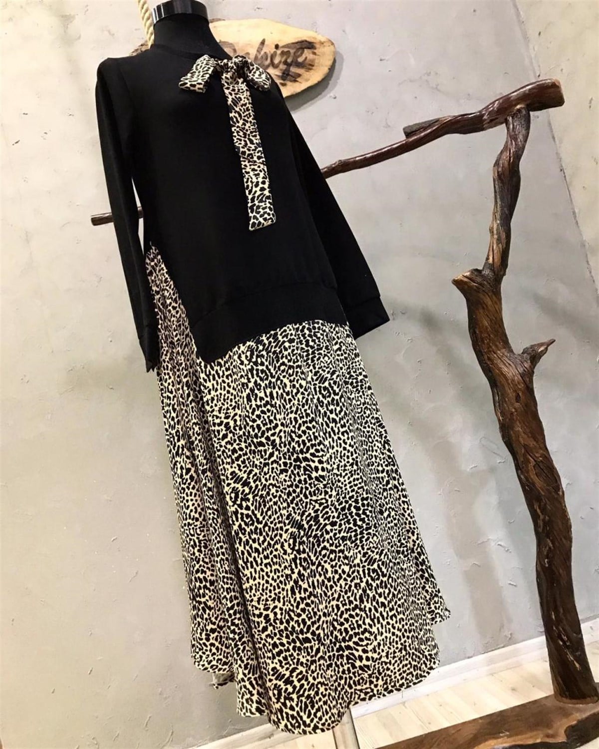 Triko ve Saten Leopar Detaylı Elbise