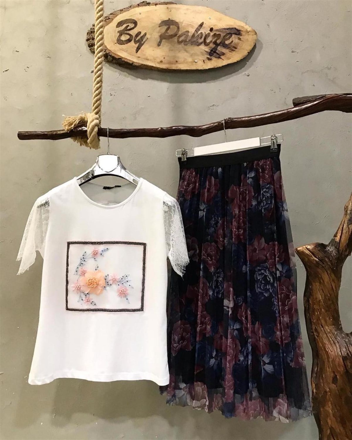 Tül Boncuk Payet Detaylı Kolları Dantel Tshirt