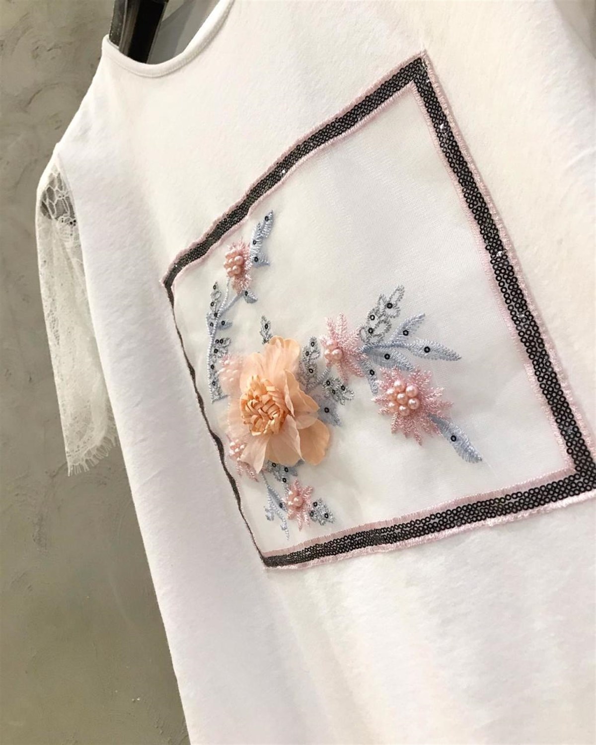 Tül Boncuk Payet Detaylı Kolları Dantel Tshirt