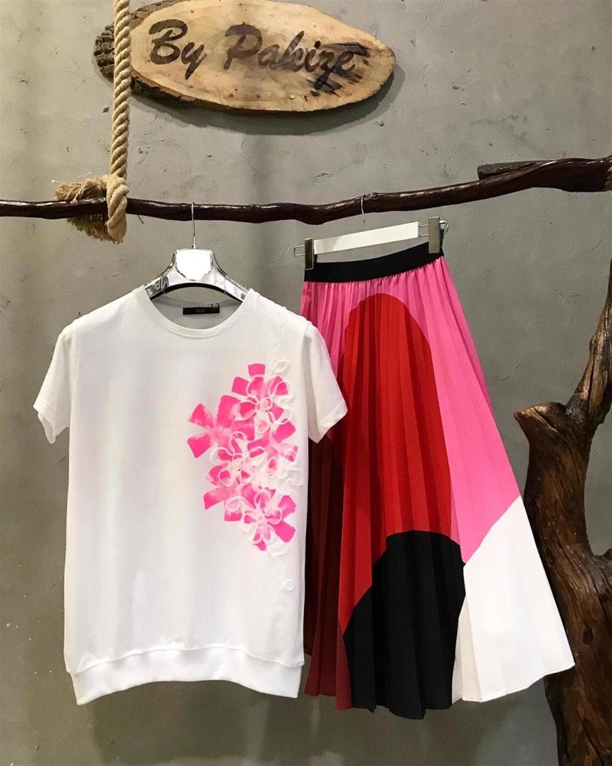 Tül Kabartma Detaylı Tshirt