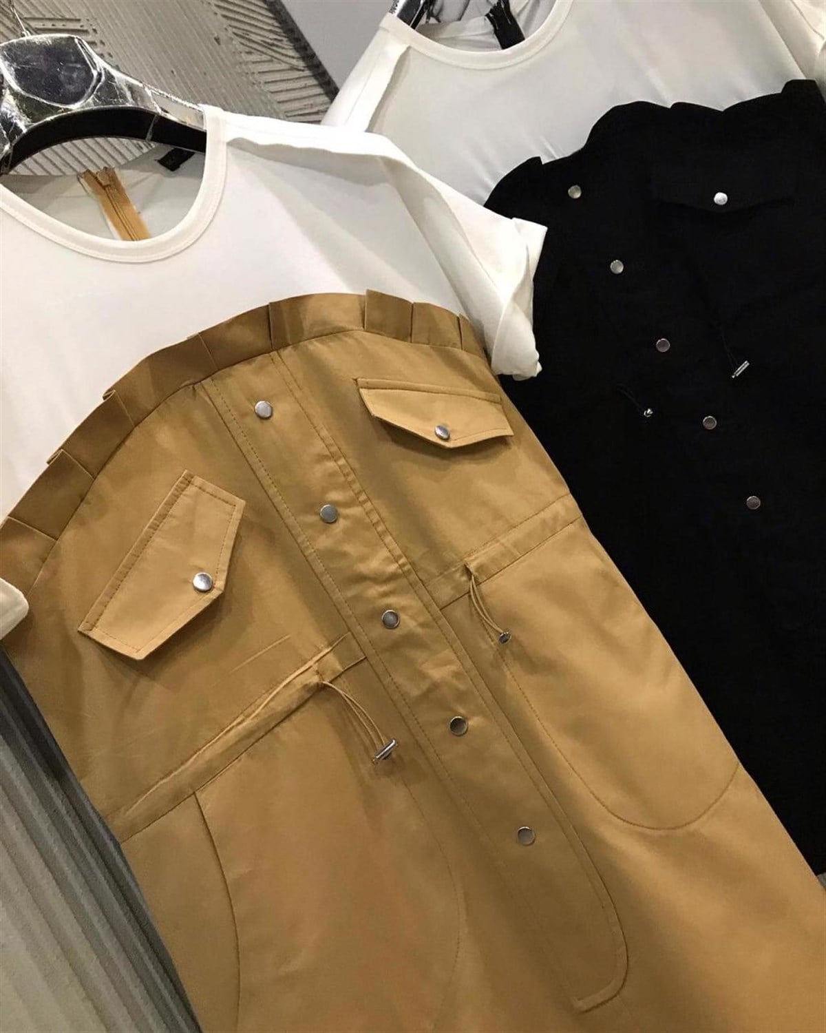 Üstü Penye Detaylı Coton Kumaş Beli Büzgülü Elbise (CAMEL & SİYAH)