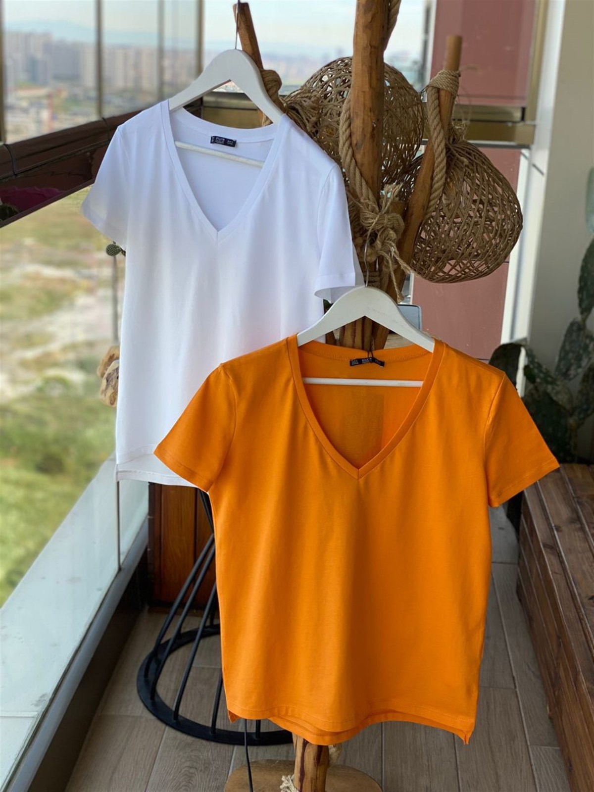 V Yaka Basic Tshirt (Beyaz & Oranj)