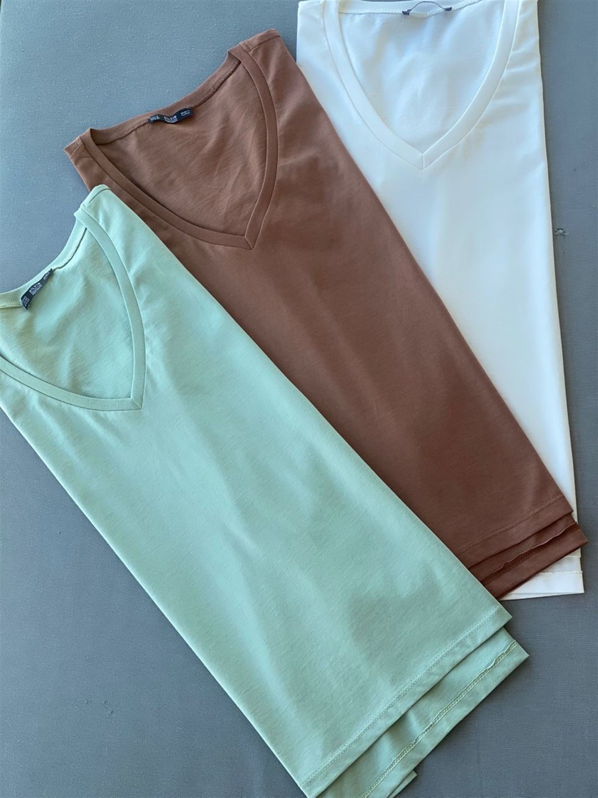 V Yaka Basic Tshirt (Gri & Çağla Yeşili)