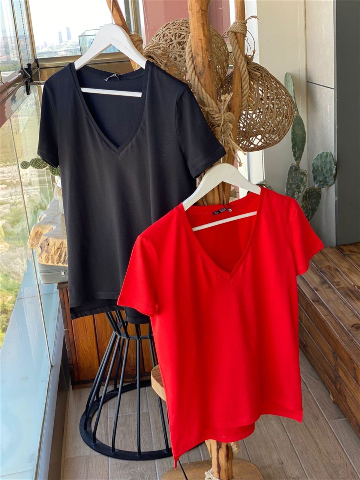 V Yaka Basic Tshirt (Siyah & Kırmızı)