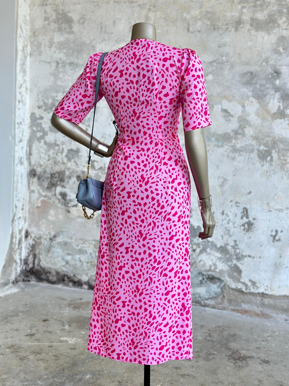 V Yaka Benek Desenli Elbise (Pembe)